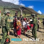 Satgas Yonif 700/WYC Berbagi Keceriaan, Anak-Anak SD Mayuberi Pulang Sekolah Disambut Manis oleh Prajurit TNI