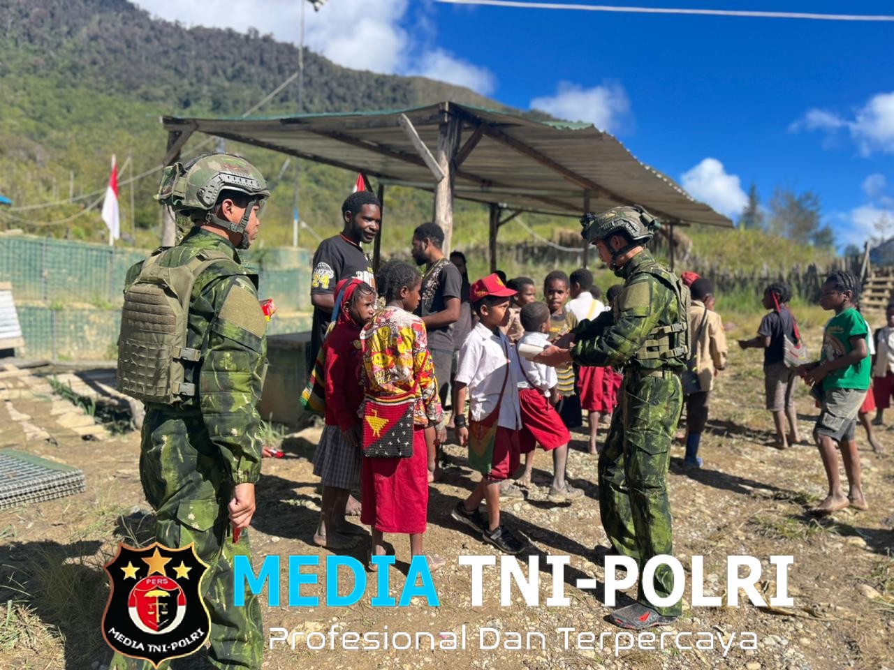 Satgas Yonif 700/WYC Berbagi Keceriaan, Anak-Anak SD Mayuberi Pulang Sekolah Disambut Manis oleh Prajurit TNI