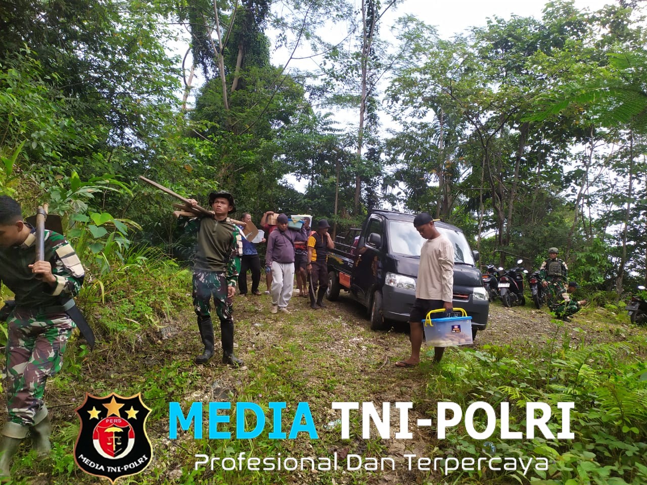 Ciptakan lingkungan bersih dan sehat, Satgas Pamtas RI-PNG Statis Yonif 643/Wns bahu-membahu normalisasi saluran air