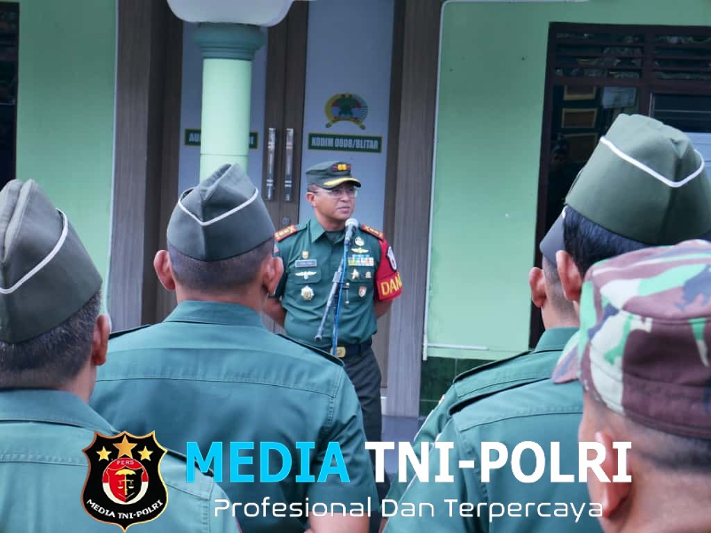 Komandan Kodim 0808/Blitar Baru Letkol Inf Virlani Arudyawan Berikan Jam Komandan