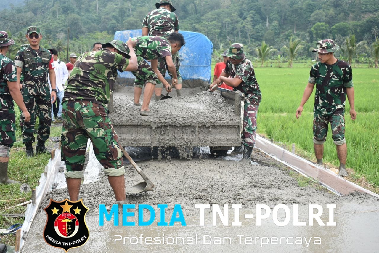 Satgas TMMD dan Warga Gotong Royong Laksanakan Pengecoran Jalan Usaha Tani