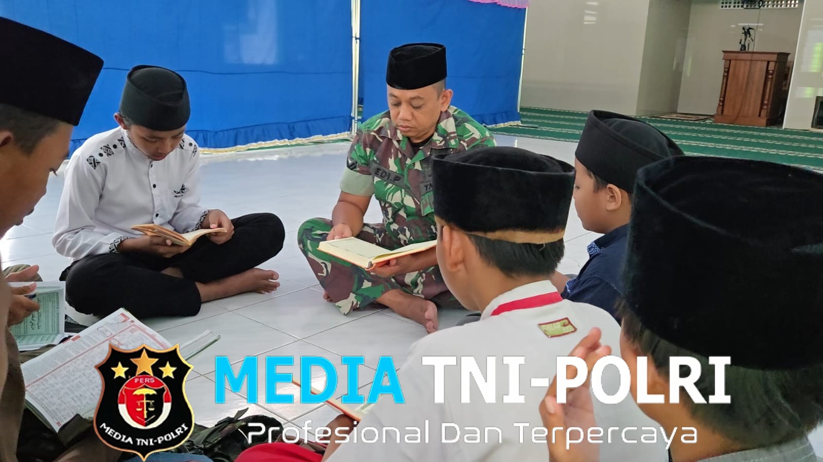 Sertu Edi Ajarkan Ngaji di Masjid Al-Amin, Wujud Kepedulian TMMD ke-126 terhadap Pembinaan Moral Anak Desa Lebakharjo