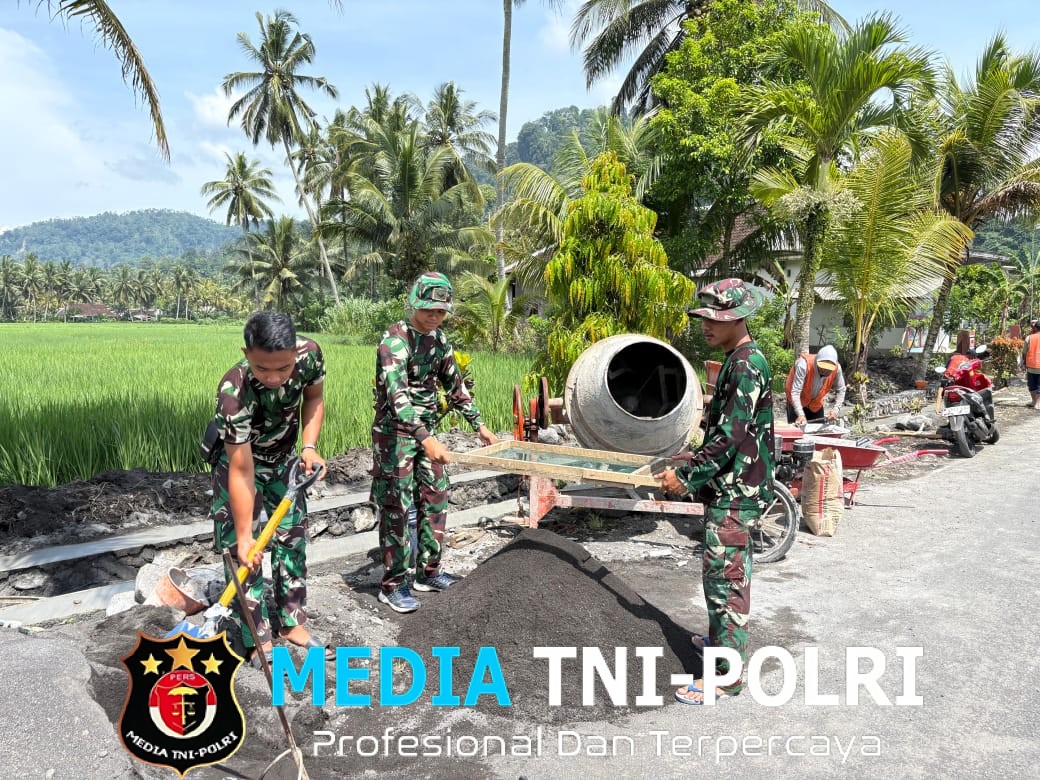 Suara Ayakan Pasir Jadi Simfoni Gotong Royong Satgas TMMD 126 Percepat Pembangunan Drainase di Lebakharjo, Malang