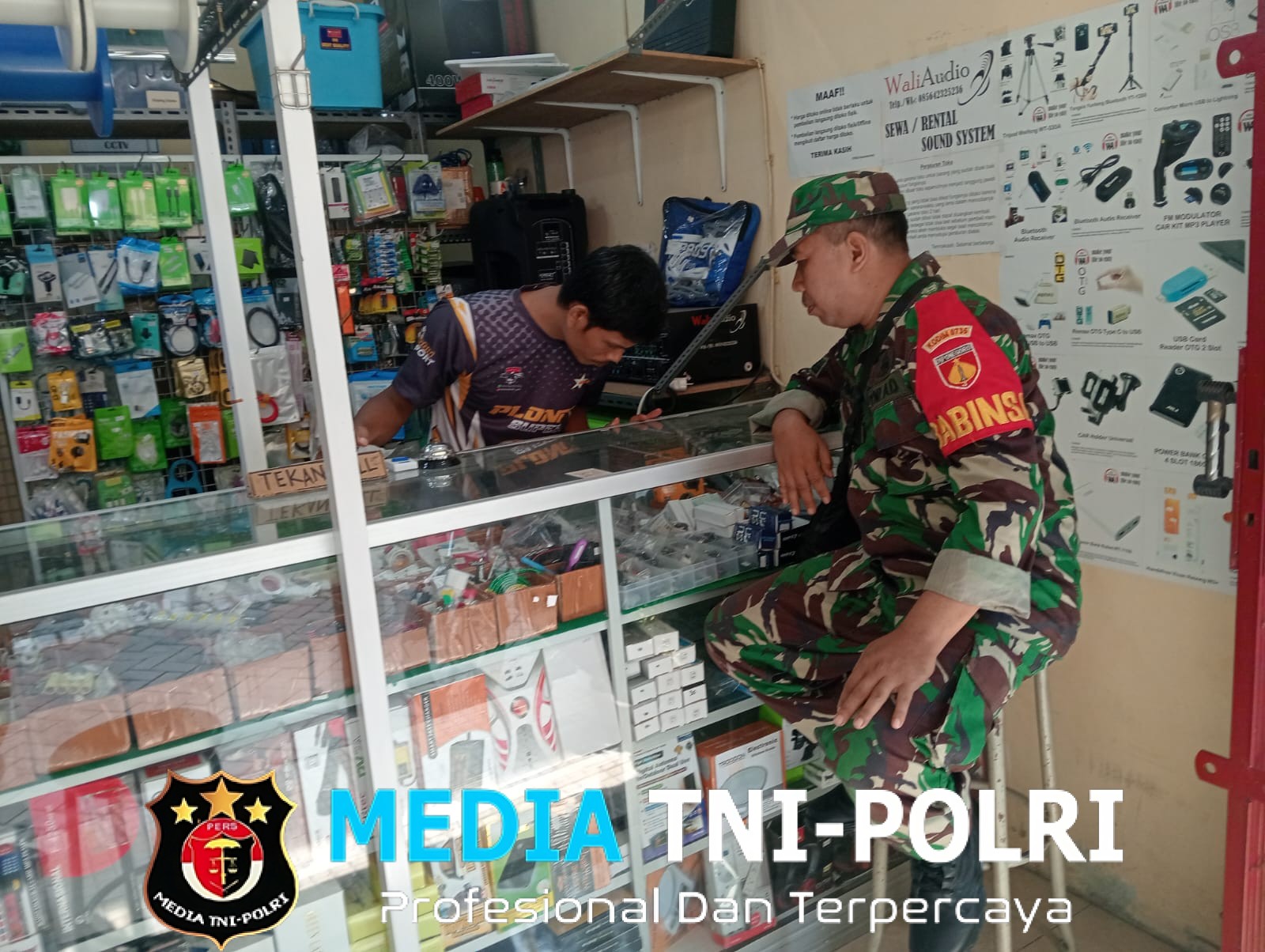 Implementasikan Bintahwil Dengan Pelaku UMKM, Babinsa Jayengan Motivasi Penjual Alat Elektronik