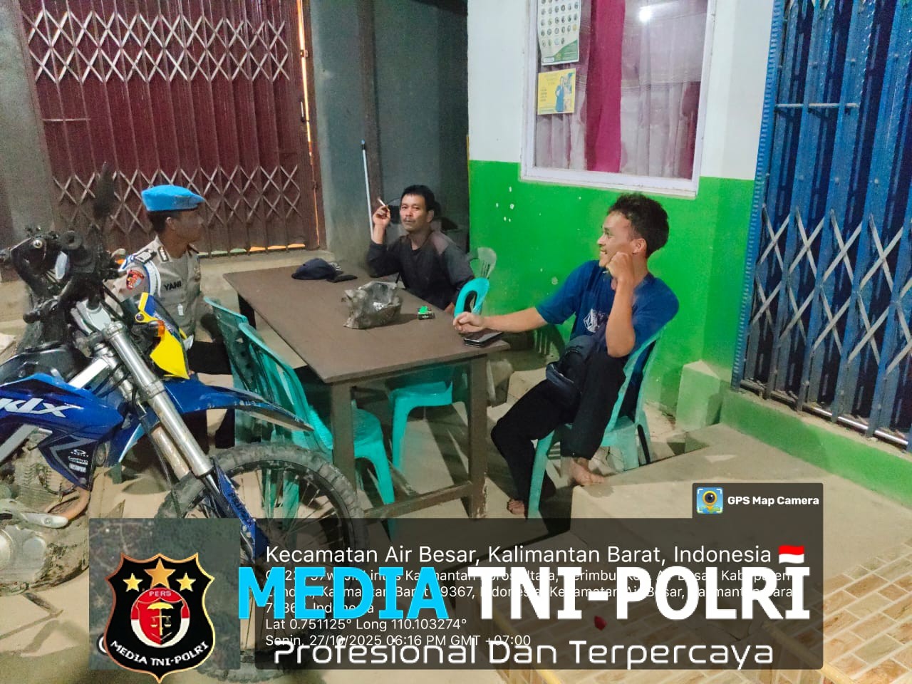 Patroli Malam, Polsek Air Besar Temui Warga dan Sapa Pedagang untuk Ciptakan Situasi Aman dan Nyaman