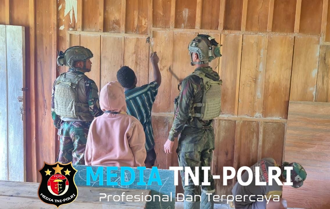 Satgas Yonif 700/WYC Gotong Royong Rehabilitasi Sekolah di Pedalaman Puncak Semangat Karya Bhakti untuk Masa Depan Generasi Papua