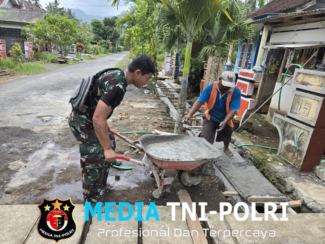 Sinergi TNI dan Warga, Personel AURI Bantu Pengecoran Drainase di TMMD ke-126 Kodim 0818/Malang-Batu
