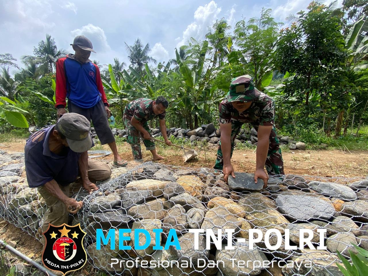 Pemasangan Bronjong Satgas TMMD ke-126 Perkuat Bantaran Sungai Lebakharjo, Cegah Banjir