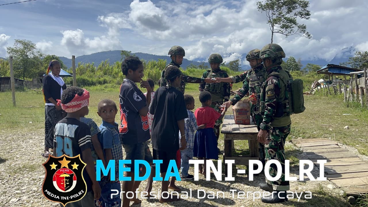 Senyum Sapa Salam Satgas Yonif 521/DY Merebut Hati Masyarakat dengan Berbagi Kasih