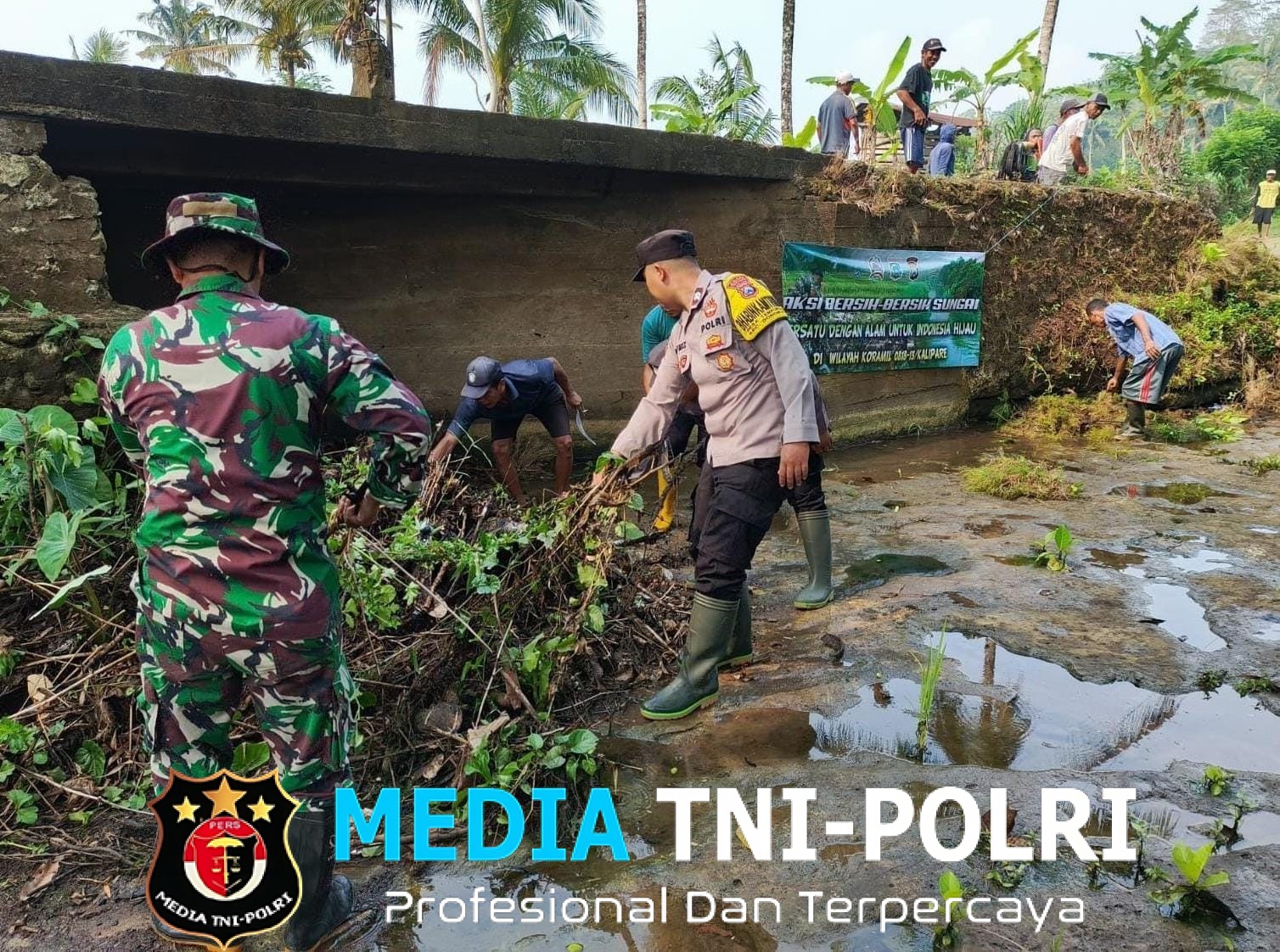 Anggota Koramil 0818/13 Kalipare Gelar Kegiatan Bersih-Bersih Sungai di Desa Kaliasri, Wujud Kepedulian Terhadap Lingkungan