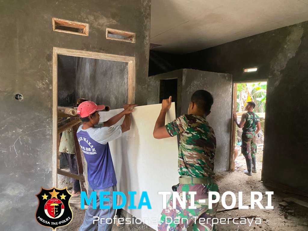 Satgas TMMD ke-126 Kodim 0601/Pandeglang Laksanakan Pemasangan Plafon pada Rumah RLTH di Desa Cikentrung