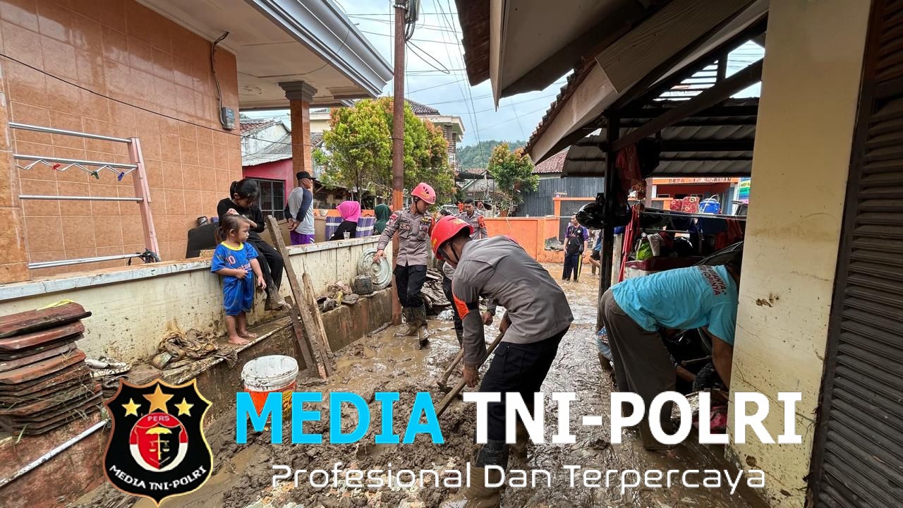 Respon Cepat Tim SAR Sat Brimob Polda Jabar Pasca Banjir Bandang di Kec. Cisolok Kabupaten Sukabumi