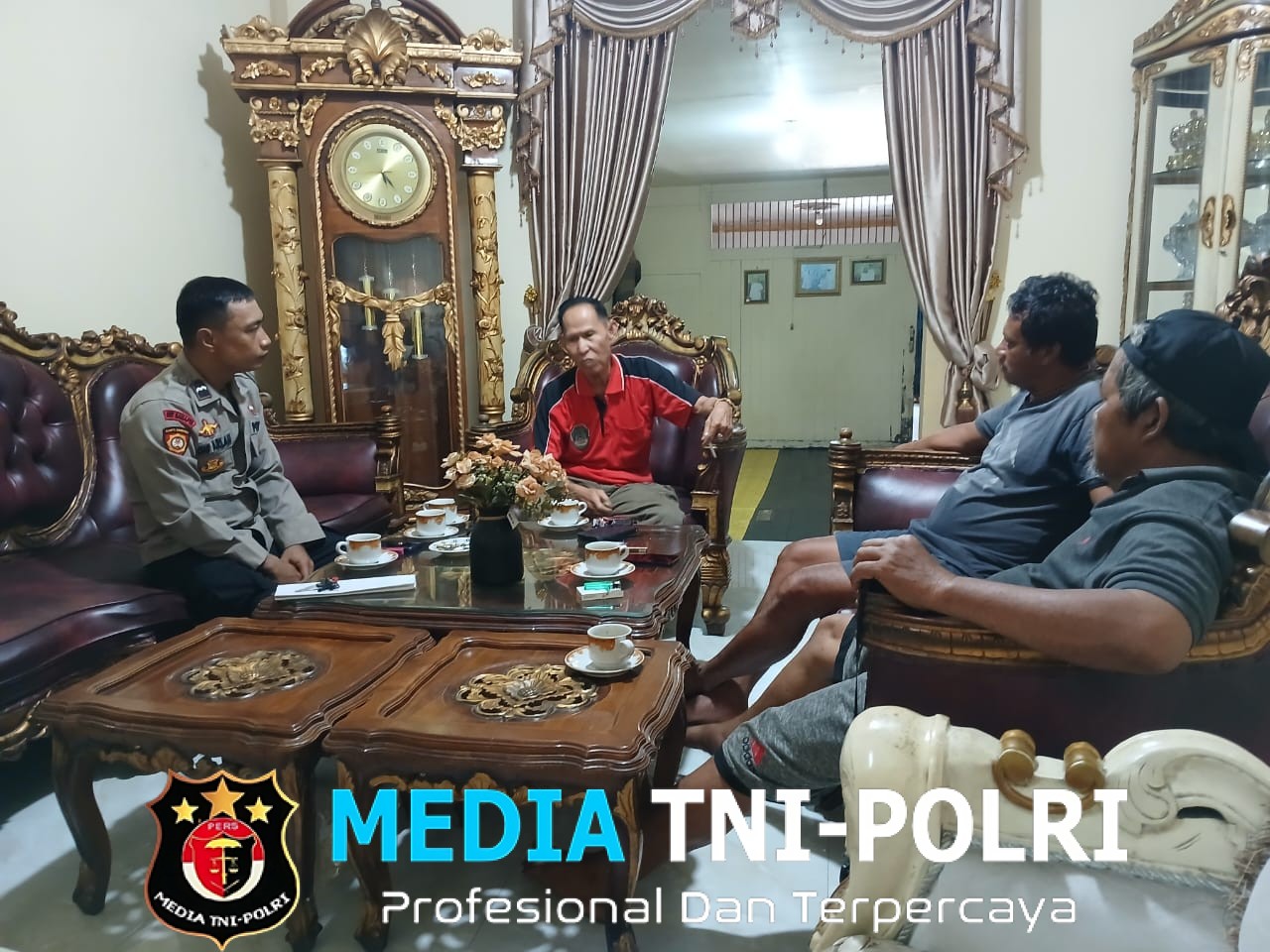 Polisi Sambangi Rumah Warga Saat Patroli Siang, Wujudkan Kedekatan dan Rasa Aman di Tengah Masyarakat