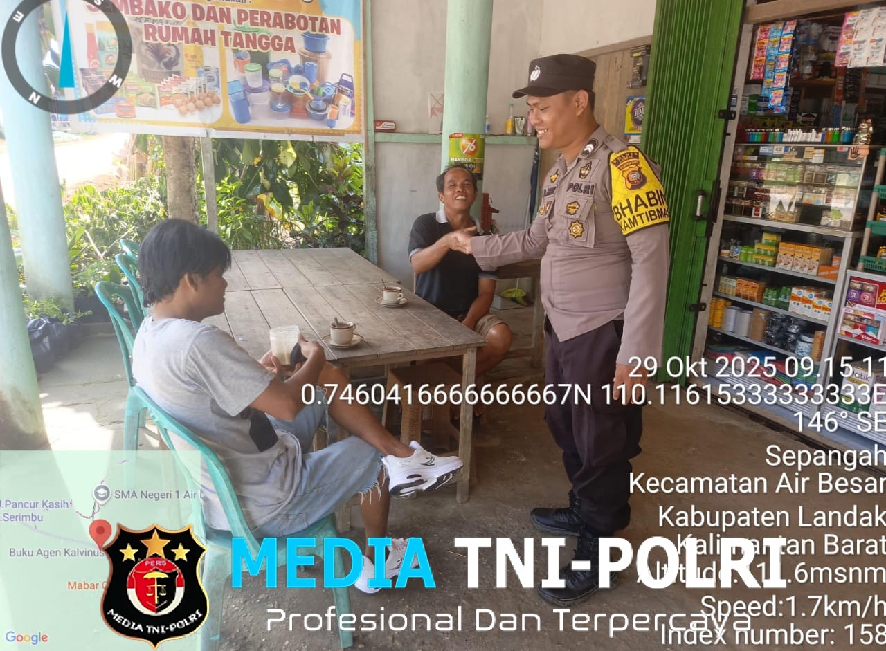 Polisi Sapa Warga, Sampaikan Himbauan Kamtibmas Saat Patroli Siang di Air Besar