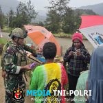 Satgas Yonif 700/WYC Pos Gome Jalankan Binter Terbatas Beli Dagangan Warga Papua di Kampung Yenggernok
