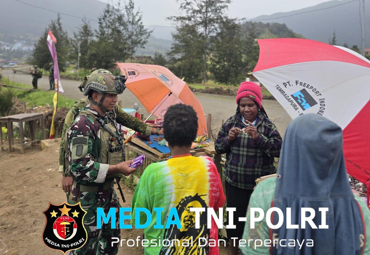 Satgas Yonif 700/WYC Pos Gome Jalankan Binter Terbatas Beli Dagangan Warga Papua di Kampung Yenggernok