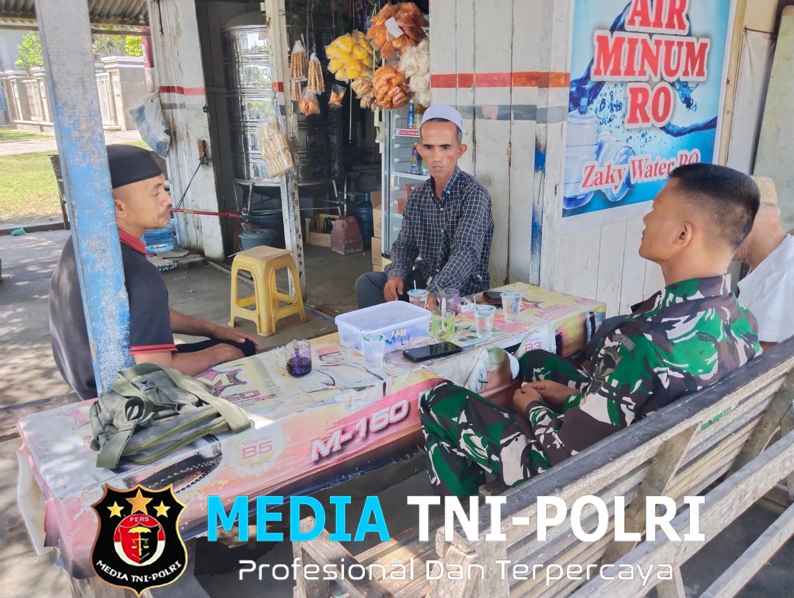 Jaga Silaturahmi, Babinsa Laksanakan Komsos Bersama Warga Batuphat Timur