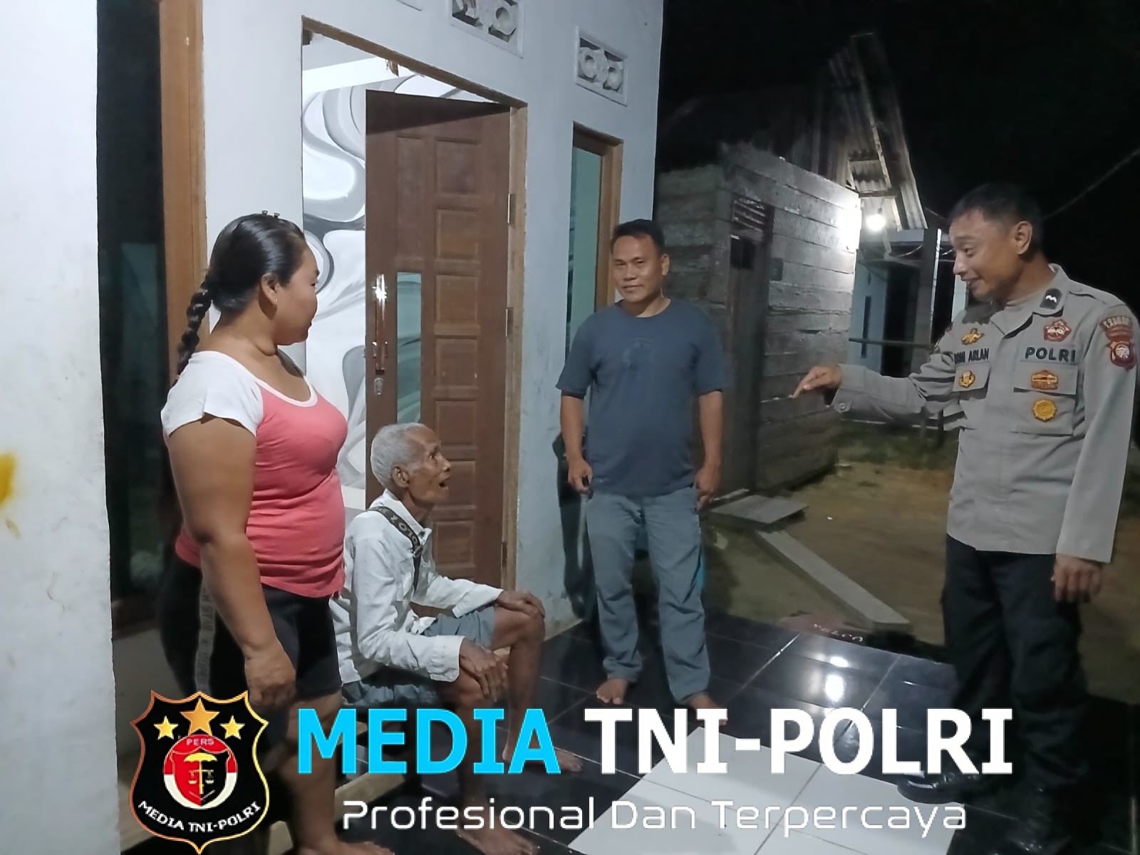 Patroli Malam Humanis, Polsek Mandor Pererat Silaturahmi dengan Masyarakat