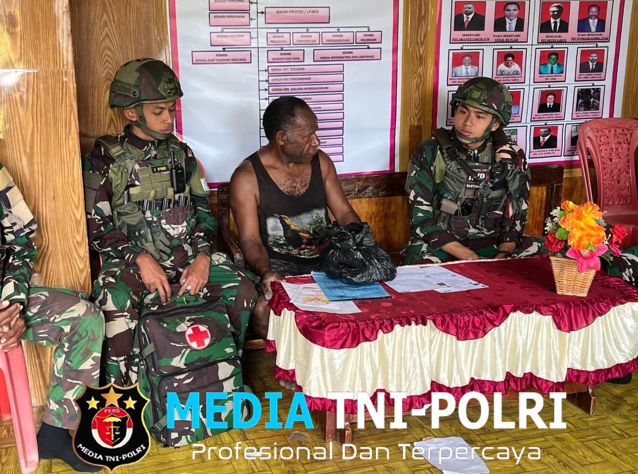 Damai Itu Indah Prajurit Yonif 521/DY Anjangsana di Kediaman Gembala GKII Daerah Bolakme Wujud Toleransi