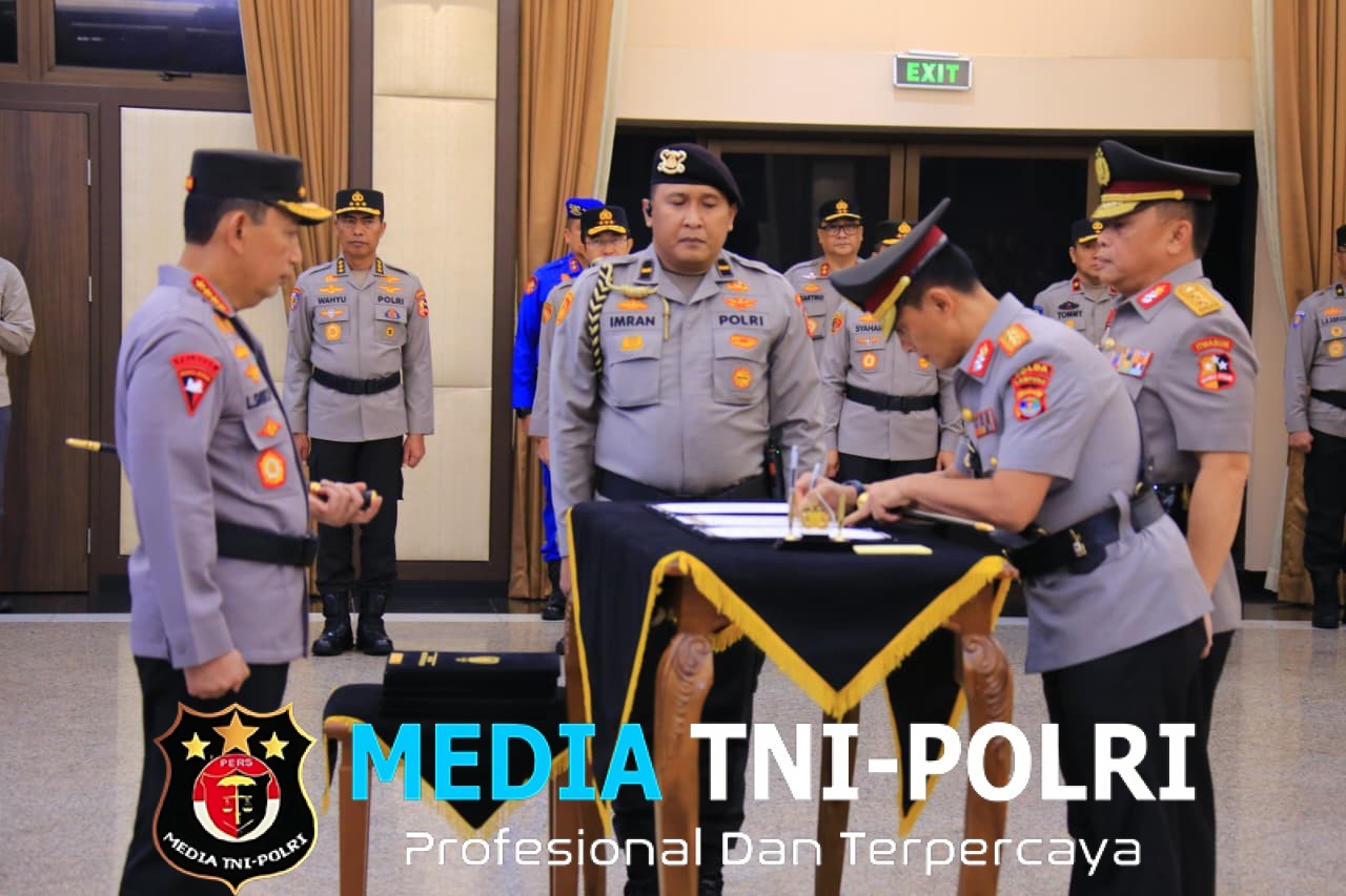 Kapolri Pimpin Sertijab, Kapolda Lampung Irjen Pol Helmy Santika Serahkan Tongkat Komando Kepada Irjen Pol Helfi Assegaf