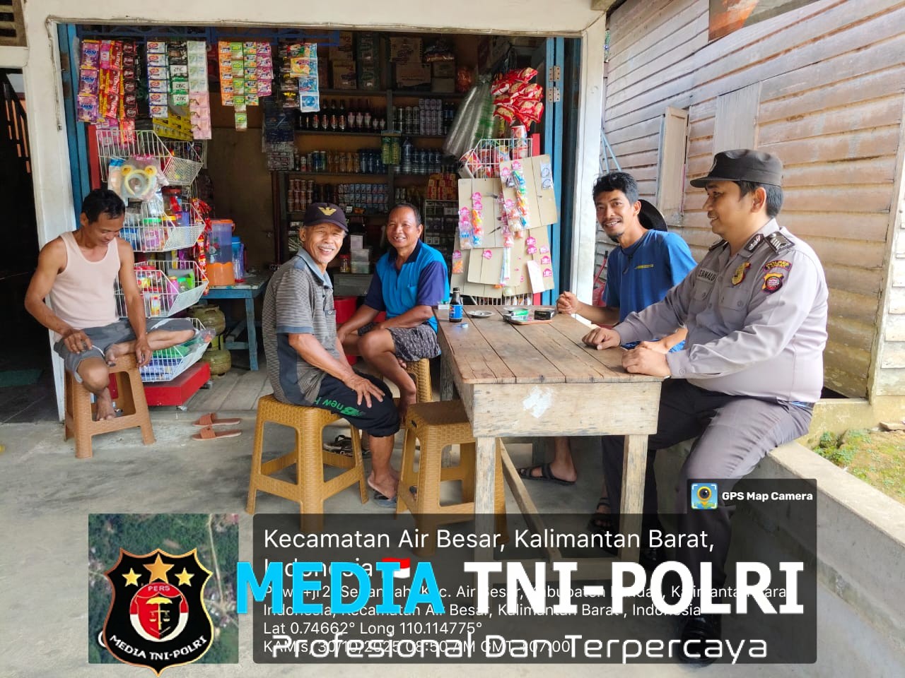 Polisi Menyapa, Warga Bahagia Patroli Siang Polsek Air Besar Jalin Kedekatan dengan Masyarakat