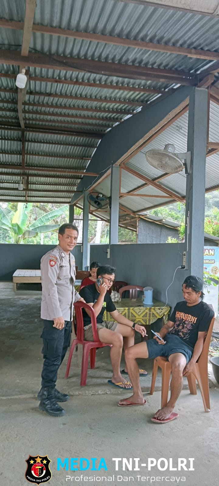 Sapa Warga di Tengah Aktivitas, Polsek Sengah Temila Laksanakan Patroli Siang