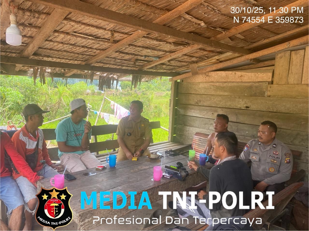 Bersama Warga di Warung Tepi Sawah, Polsek Meranti Patroli Sambil Berbagi Cerita