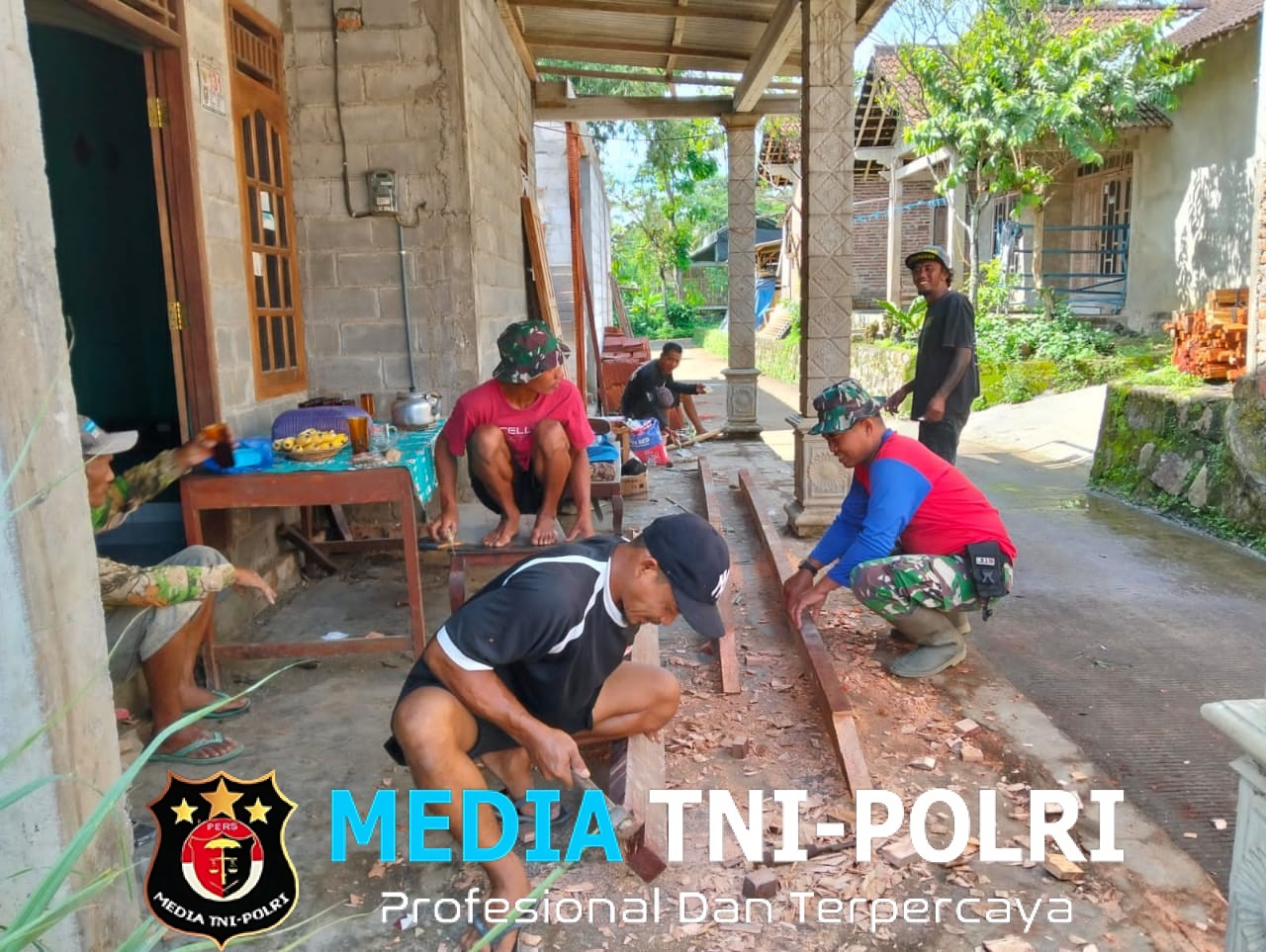 Wujud Nyata Kemanunggalan TNI Rakyat di Desa Candi