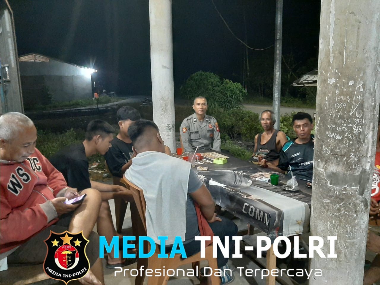 Patroli Malam Sapa Warga yang Tengah Bersantai