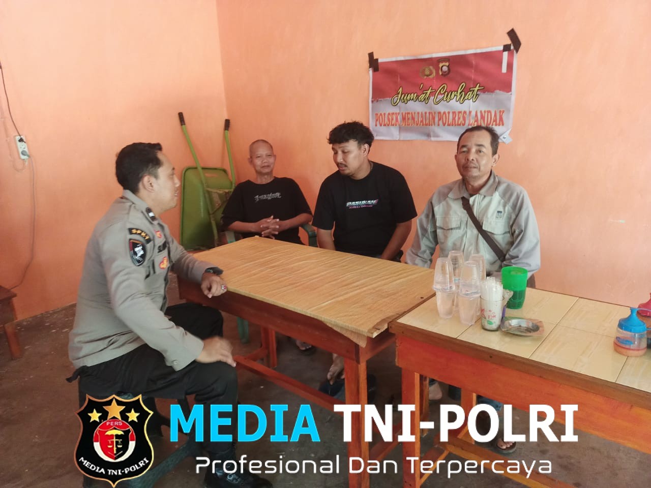 Dekatkan Diri dengan Masyarakat, Polsek Menjalin Hadirkan Jumat Curhat