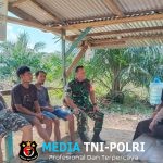 Babinsa Koramil 420-02/Muara Limun Jalin Kedekatan dengan Warga Lewat Komsos di Desa Pasar Singkut