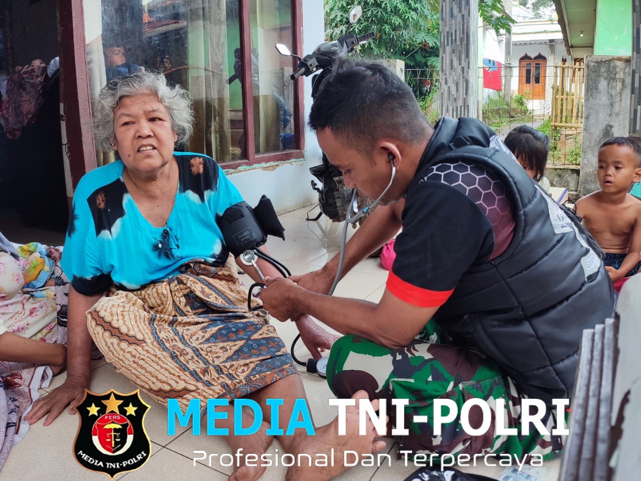 Anggota Satgas TMMD ke-126 Laksanakan Pemeriksaan Kesehatan kepada Warga yang Melaporkan Keluhan Sakit di Desa Cikeuntrung, Kabupaten Pandeglang