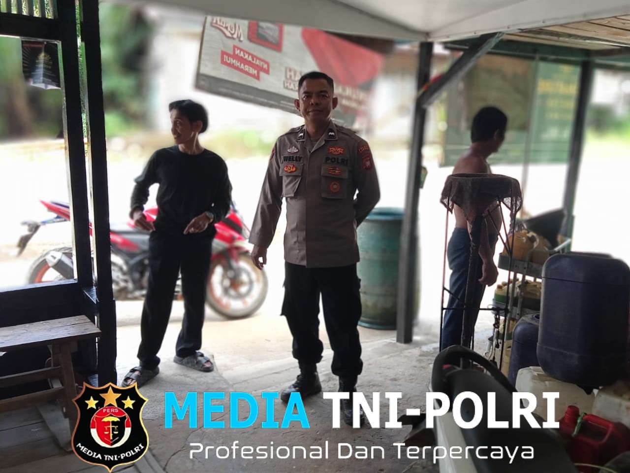 Di Tengah Terik Siang, Polisi dan Warga Sebangki Tetap Kompak Jaga Keamanan