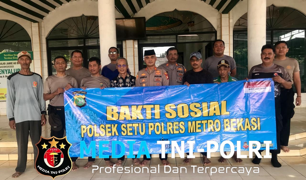 Wujud Kepedulian Polri, Polsek Setu Bersihkan dan Beri Bantuan ke Masjid Jamie As-Salamah