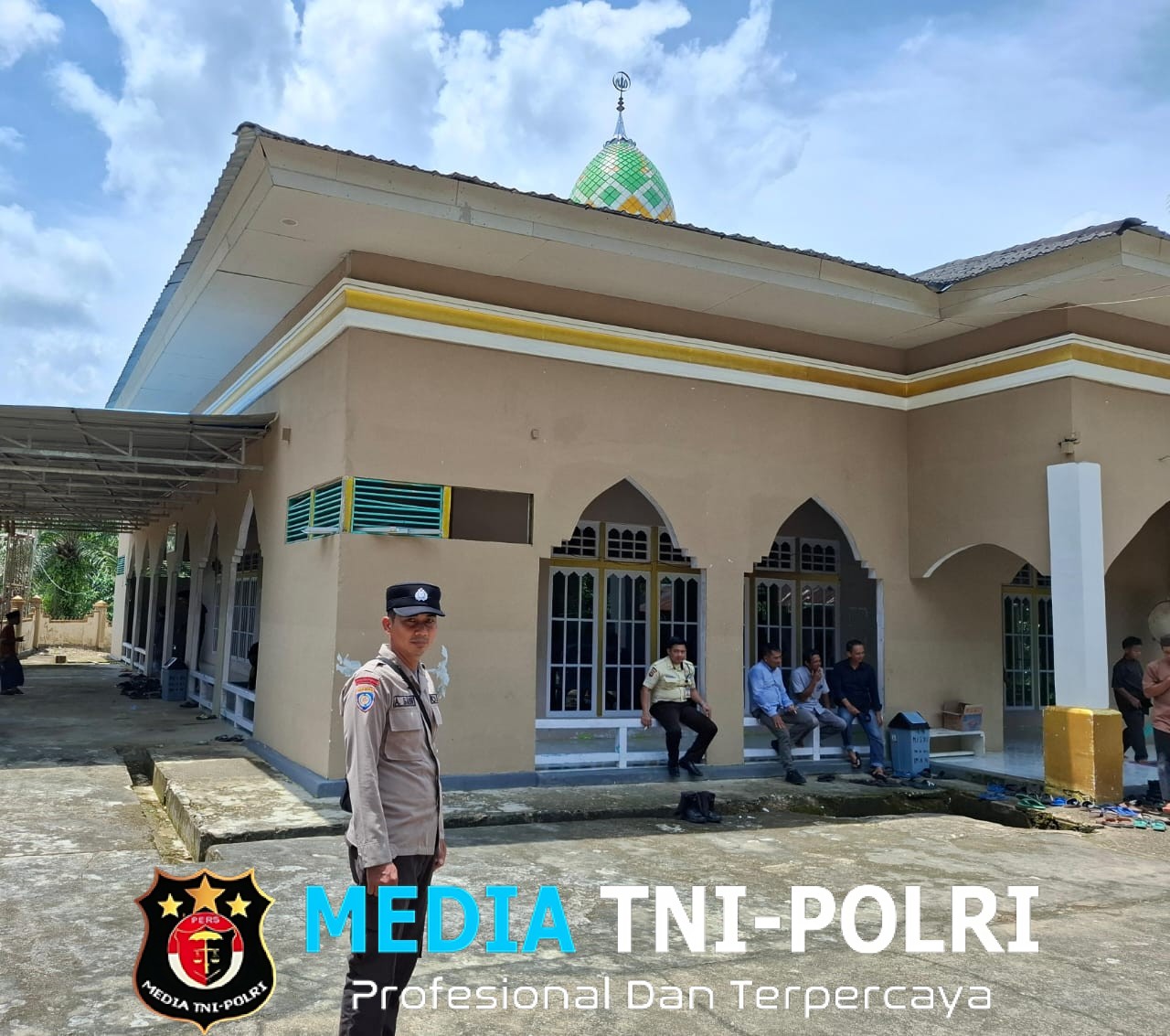 Pengamanan Ibadah Sholat Jumat di Masjid Nurul Iman Kuala Behe, Wujudkan Situasi Aman Dan Nyaman Bagi Jemaah