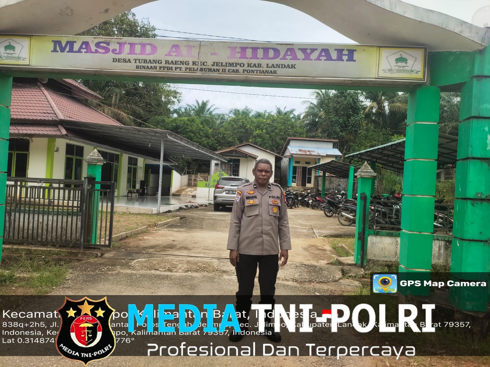 Personil Polsubsektor Jelimpo dan Polsek Ngabang Laksanakan Pengamanan Ibadah Sholat Jumat di Dua Masjid