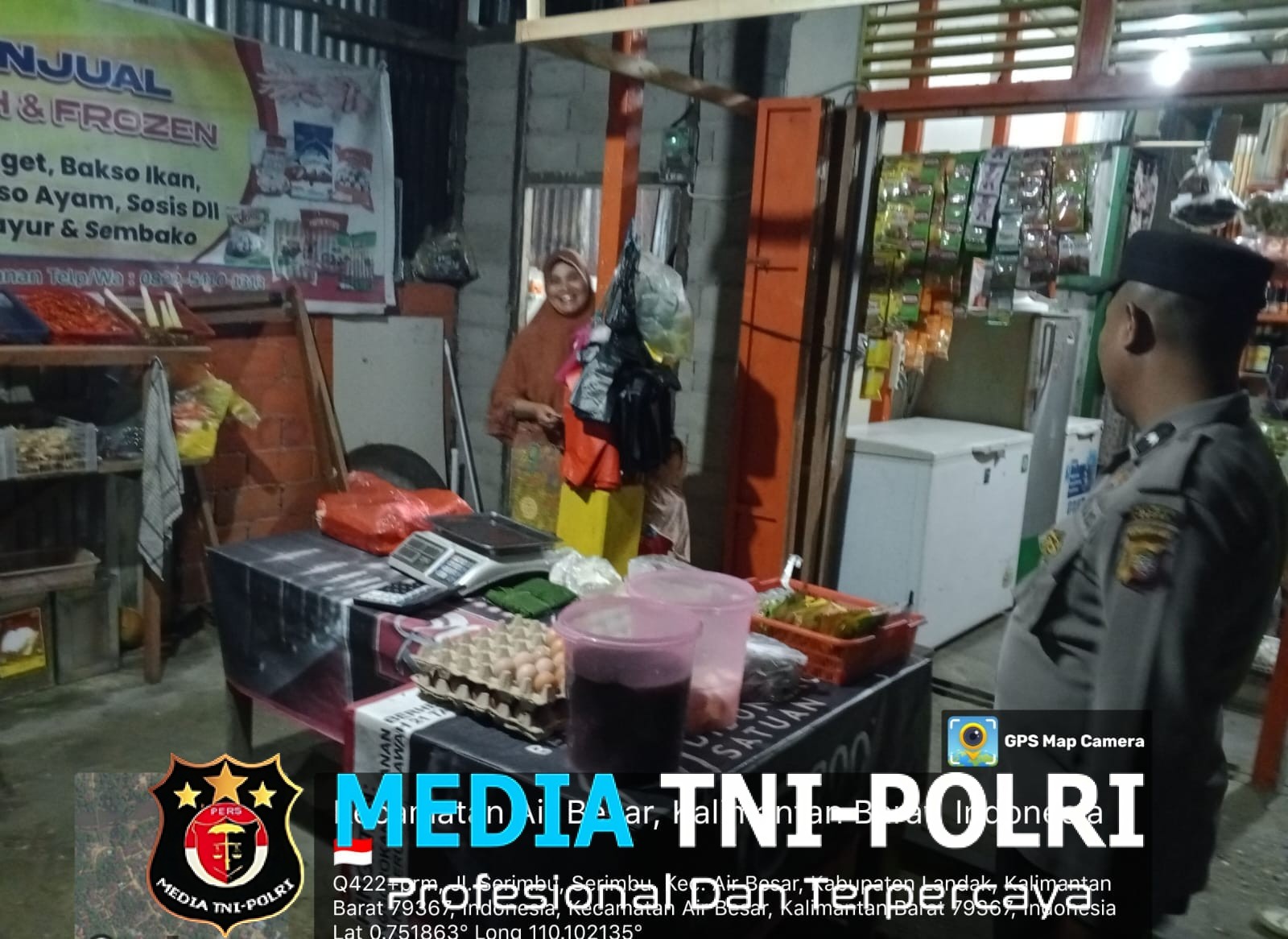 Di Tengah Sunyi Malam, Polisi Air Besar Sapa Pemilik Warung dengan Senyum
