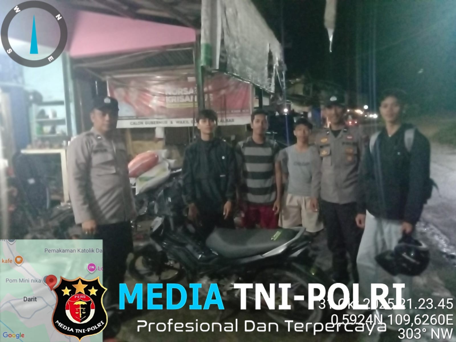 Saat Melaksanakan Patroli Malam Personil Polsek Menyuke Memberikan Imbauan