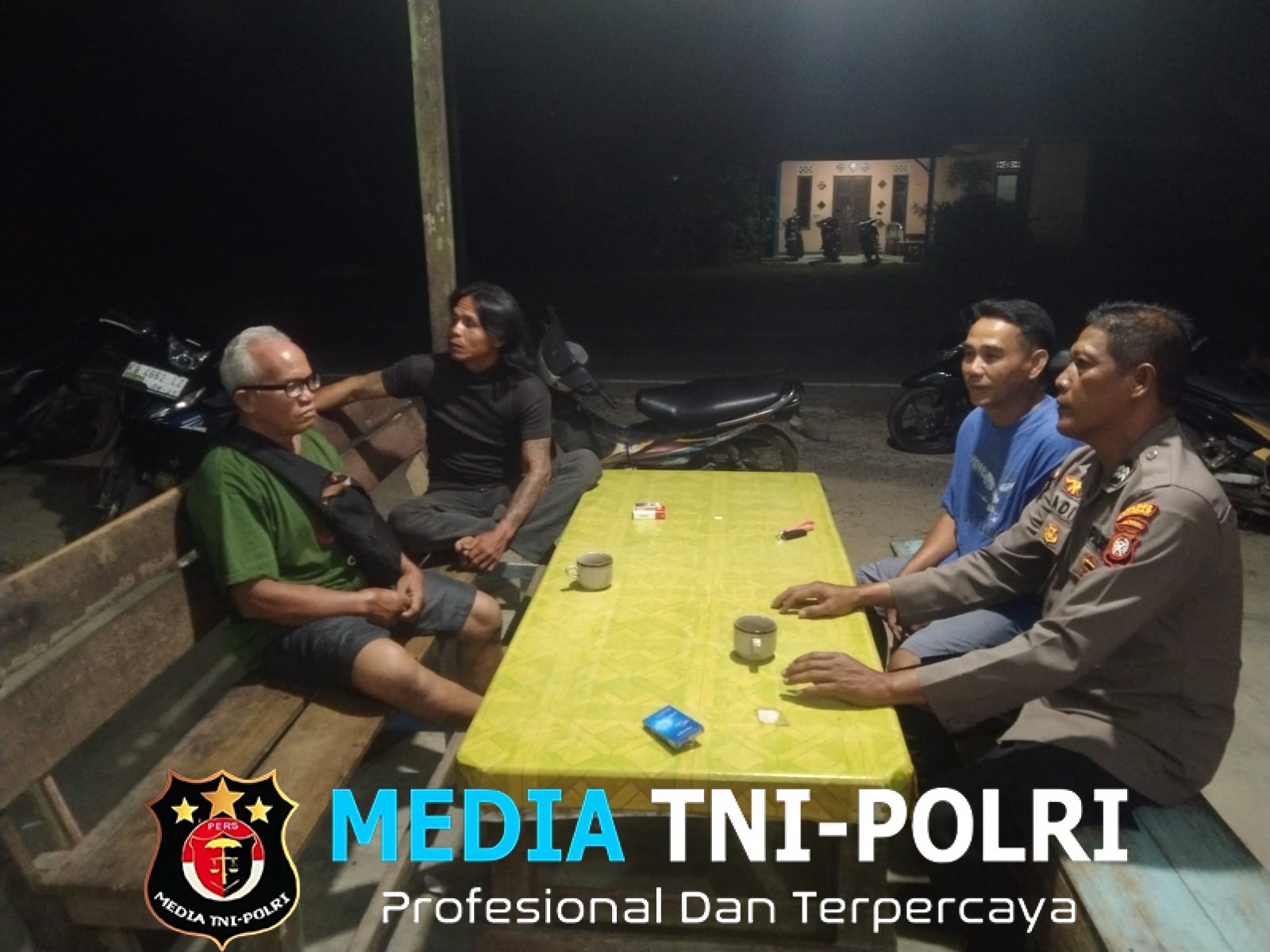 Lewat Patroli Malam, Polisi dan Warga Mandor Makin Akrab dan Kompak Jaga Lingkungan