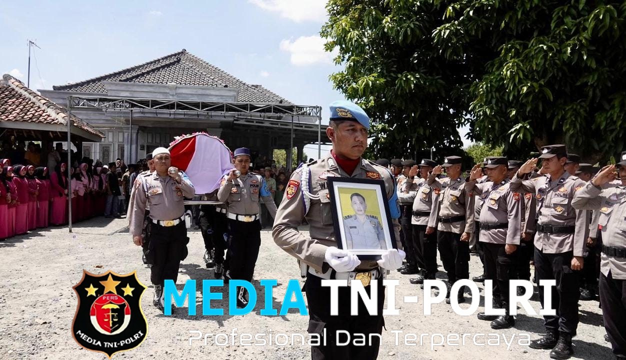 Turut Berduka, Polres Lampung Tengah Gelar Upacara Pemakaman Alm. Aipda Zulkarnain