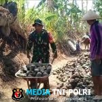 Bersama Warga Binaan, Serka Rusmono Kerja Bakti Merabat Jalan Penghubung Antar Desa