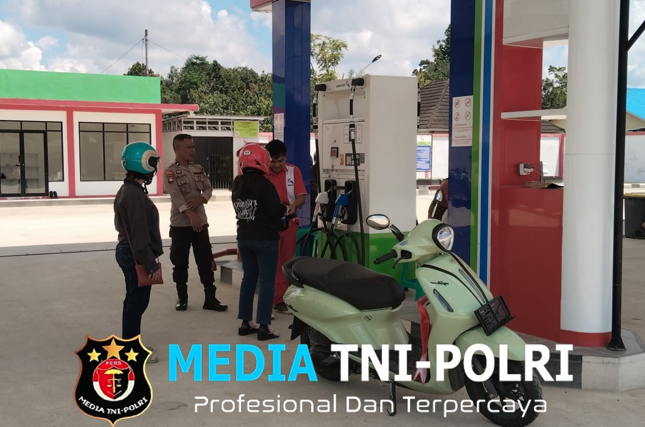 Patroli Siang, Polisi Sapa Warga di Rumah Makan dan SPBU Sampaikan Imbauan Kamtibmas