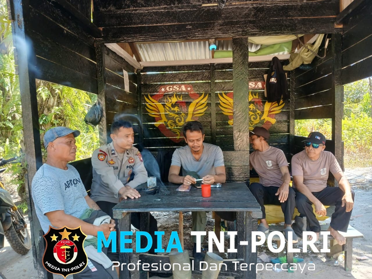 Sambil Sapa Warga, Polsek Mandor Hadirkan Rasa Aman Lewat Patroli Dialogis