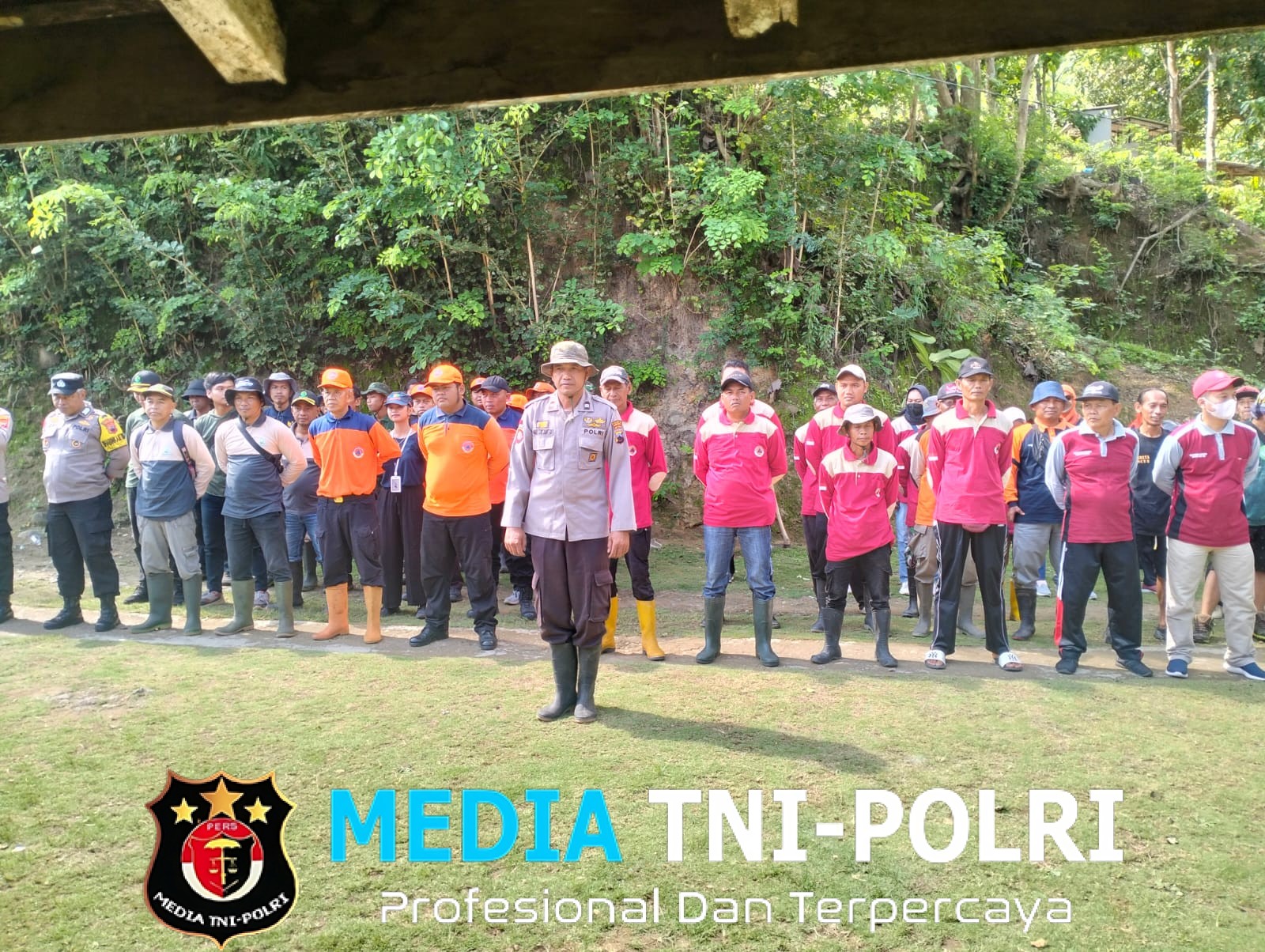Polsek Selogiri Polres Wonogiri Dukung Penghijauan, 100 Pohon Beringin Ditanam di Lahan Perhutani