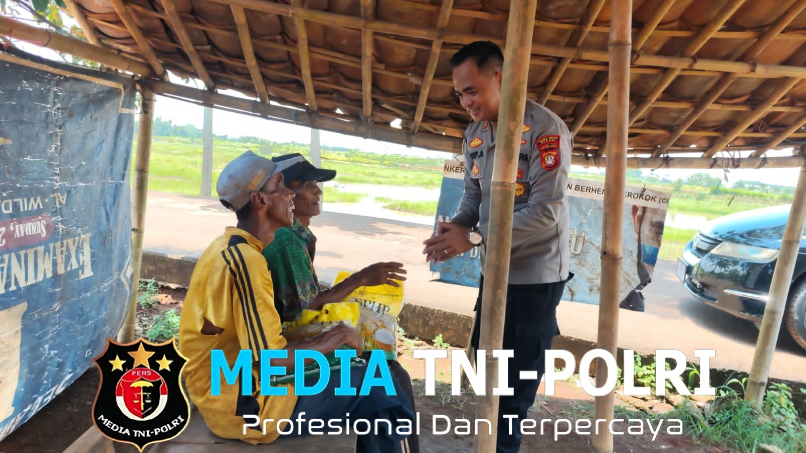 Wujud Kepedulian Polri, Kapolsek Setu Berbagi Beras dengan Petani Setempat
