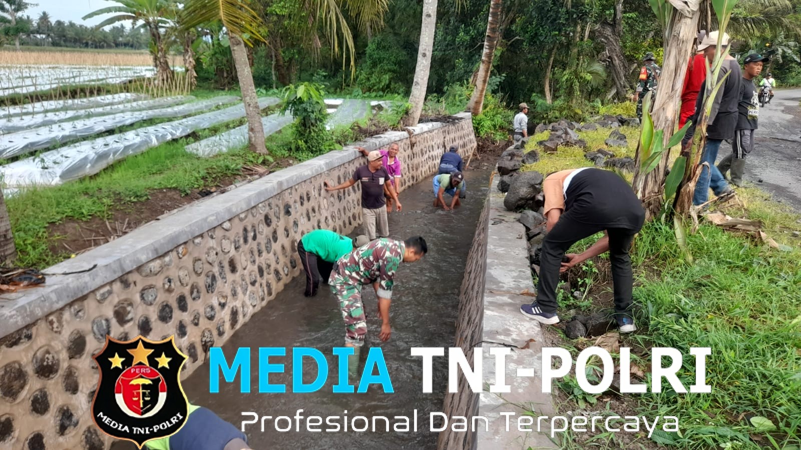 Babinsa Koramil 0825/20 Songgon Bersama Warga Gelar Karya Bhakti Pembersihan Saluran Irigasi Dan Perbaikan Jalan Berlubang