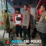 Kapolsek Cikarang Barat Cek Lokasi Banjir dan Berikan Bantuan Sembako kepada Warga Sukajaya