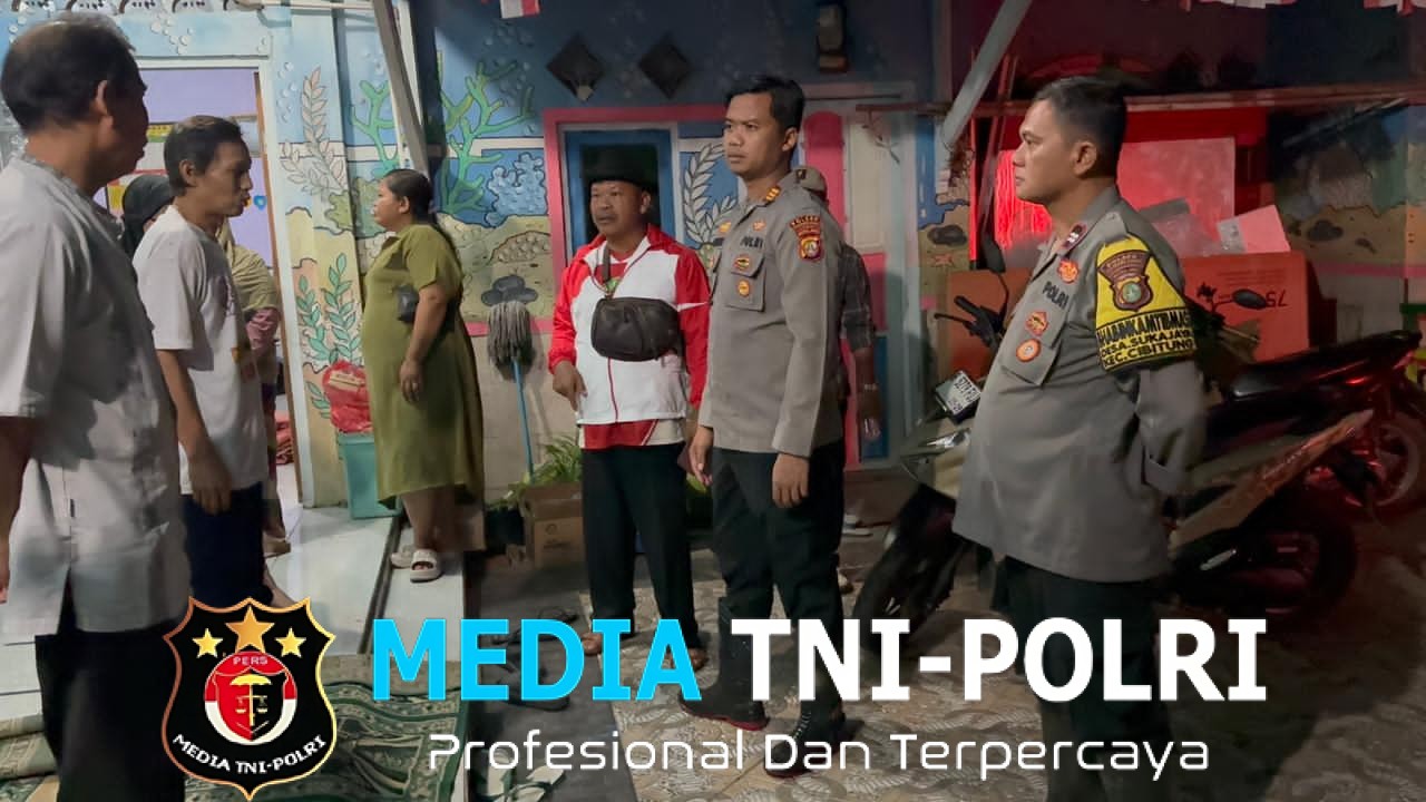 Kapolsek Cikarang Barat Cek Lokasi Banjir dan Berikan Bantuan Sembako kepada Warga Sukajaya