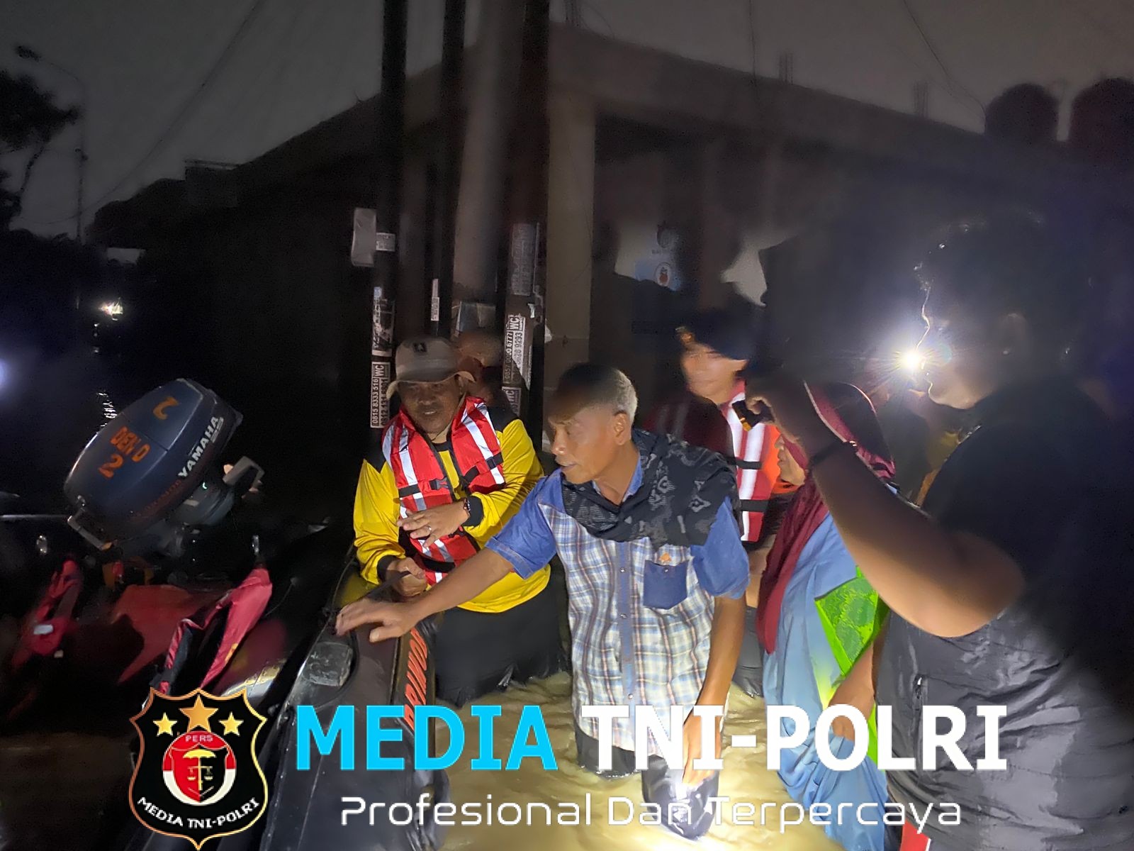 Tim SAR Batalyon D Pelopor Evakuasi Warga Terdampak Banjir di Sukatani hingga Dini Hari