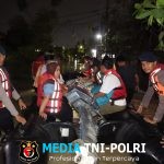 Polres Metro Bekasi Terjunkan Personel Evakuasi Warga Sukatani Terdampak Banjir Akibat Jebolnya Bendungan CBL